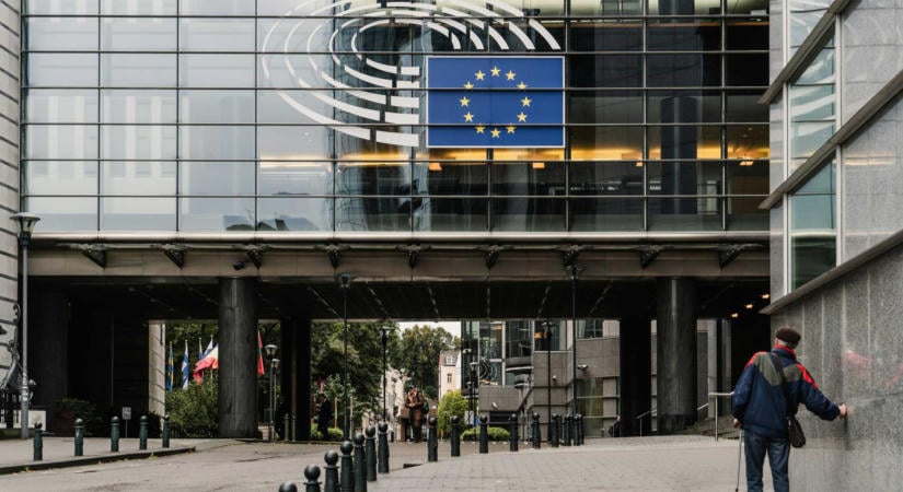 Illegális bevándorlás: szigorúbb visszaküldési szabályokat hagyott jóvá az EU