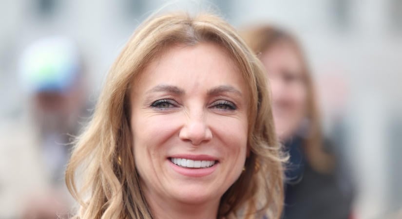 Tündéri pizsamás fotón Rúzsa Magdi hármasikrei: a kis Lujzi göndör hajkoronája mindent visz
