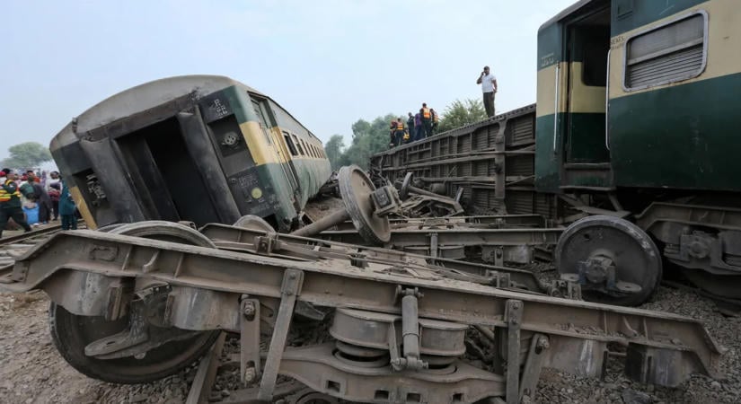 Súlyos vonatbaleset történt, több kocsi is kisiklott, rengeteg a sérült Pakisztánban – galéria
