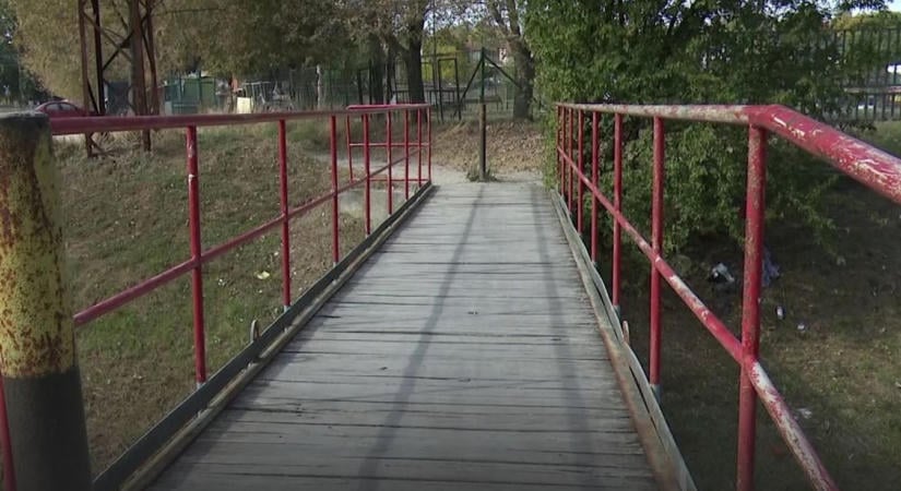 Hétfőtől lezárják a Városi Piac mögötti hidat Oroszlányban