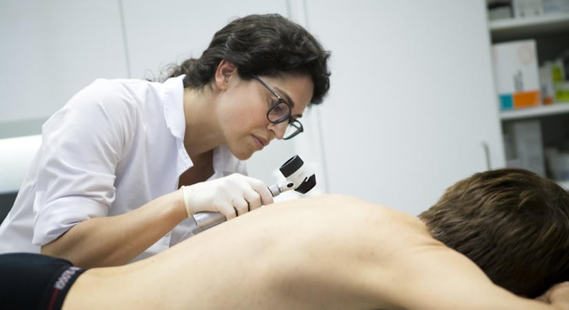 Történelmi áttörés a rákkutatásban: 42 százalékkal csökkenti a melanoma visszatérését a személyre szabott vakcina