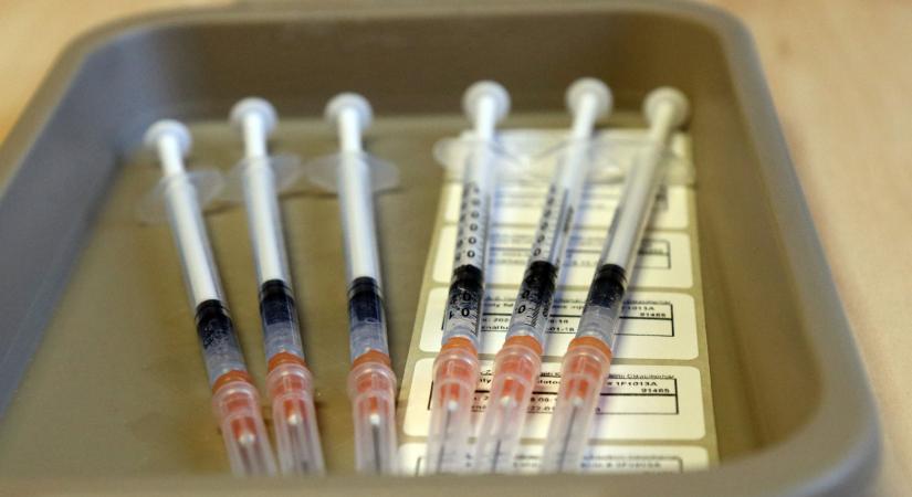 Koronavírus: megjöttek a szerdai adatok, berobbant az omikron, soha nem volt ennyi fertőzött egy nap alatt