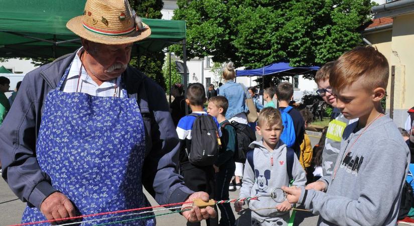 Rendhagyó történelemórát tartottak a jászberényi múzeumudvaron
