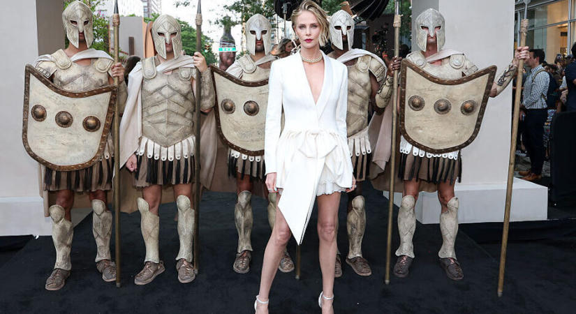 Charlize Theron, a stílusikon – 50 felett is káprázatos
