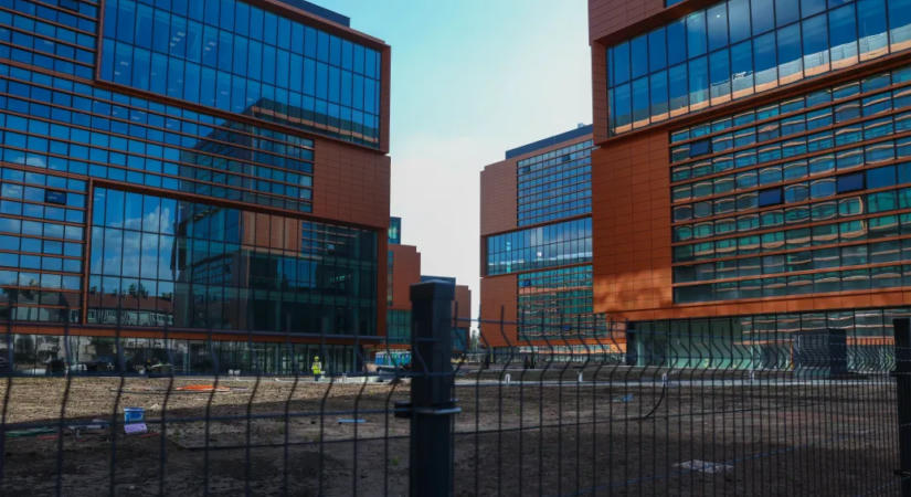 Kifizettek 315 milliárdot nyolc épületért, az utolsó pillanatban mentették volna meg a szerződést, és most egy banánhéjon csúszhat el az egész
