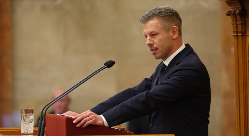 Ehhez már védősisak is kellett, fontos bejelentést tett Magyar Péter - Fotó