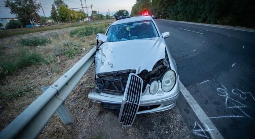 Halálos baleset: ennyi maradt a Mercedes-ből az ütközés után