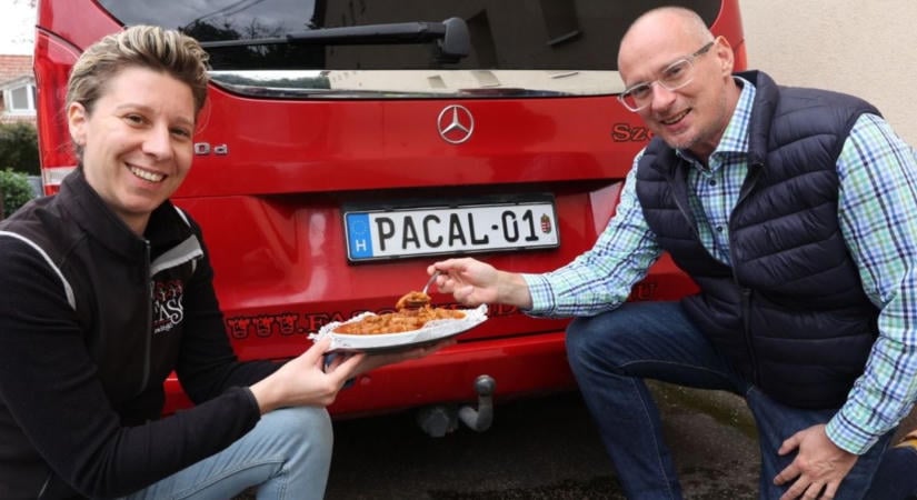 Pacal került a rendszámra, rögtön fotózni kezdték a szegedi családi autót  fotók