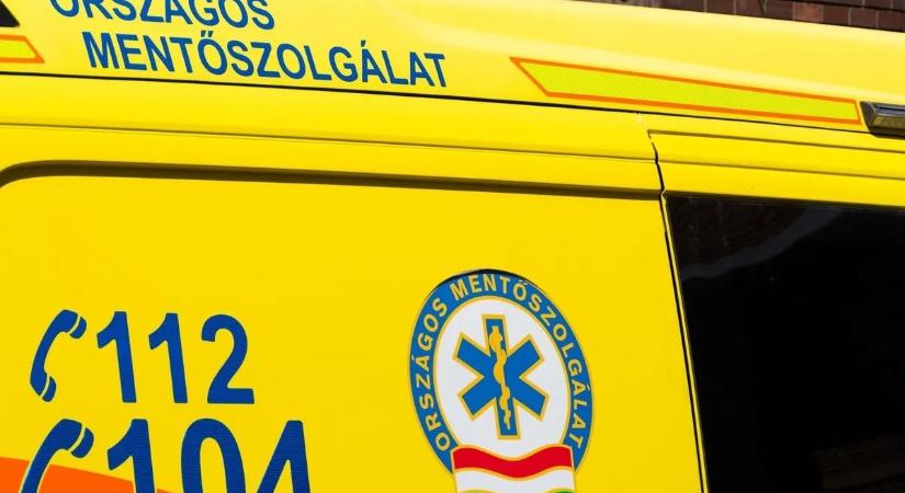 Ájulásig ütötték és rugdosták a mentőápolók az ittas férfit a pécsi klinikán, vádat emeltek ellenük