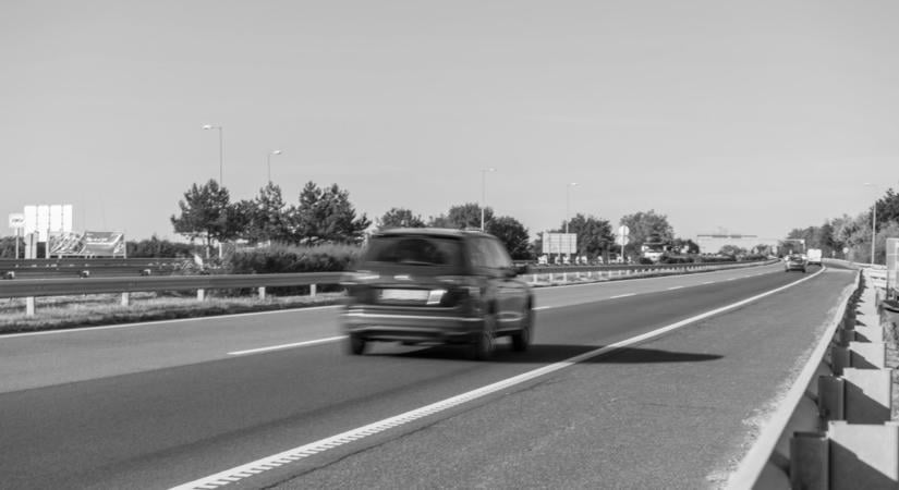 Hatalmas csattanás, videón a súlyos baleset! Fékezés nélkül rohant bele az előtte haladóba az autó az M4-esen