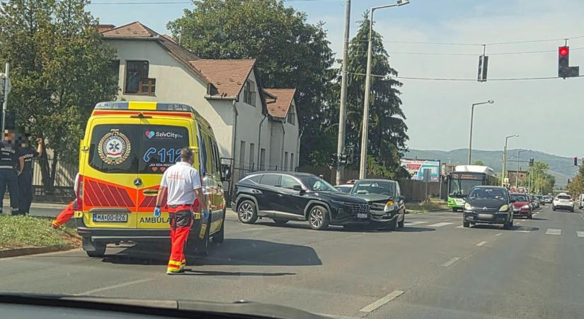 Végzetes buszbaleset az Astoriánál: egy nő az életéért küzd, kilenc sérültet hozott a buszbaleset Astoria csomópontjában