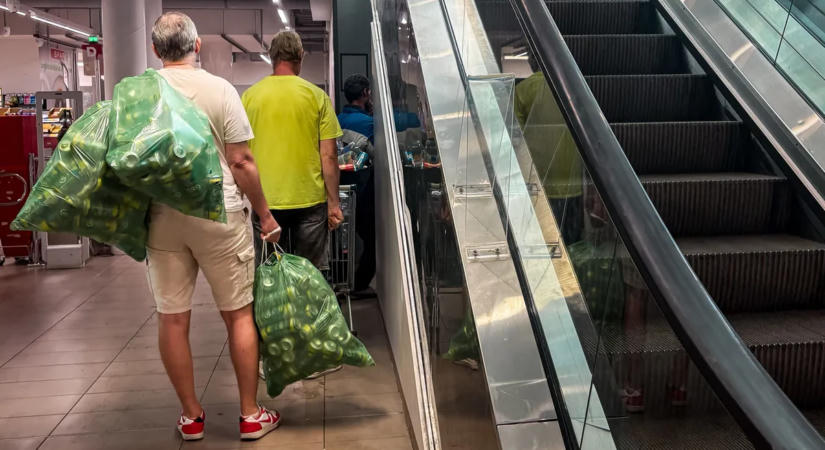 Veszélyben a üvegvisszaváltók megélhetése? – A palackgyűjtők körében kitört a pánik, ezt üzenték Magyar Péternek