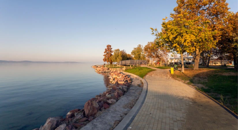Befuccsolt a balatoni luxusterv: nem épülhet meg a gigantikus magánvilla, visszakaphatják a mesés partot a magyarok