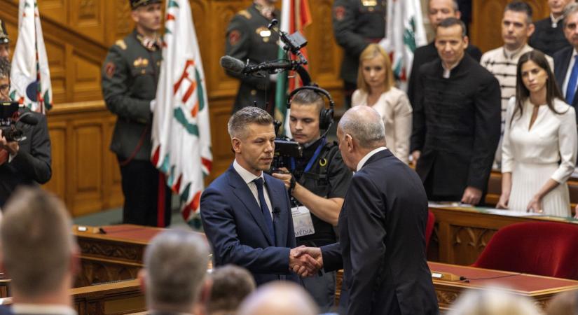 Magyar Péter: Javasoljanak pártok és civilek új köztársasági elnököt