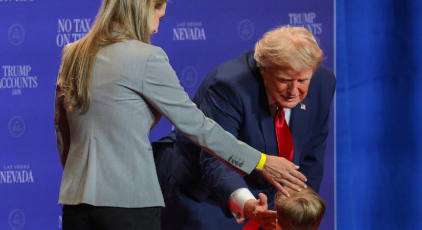 „Nem akarom, hogy Biden legyen, és leessen” – Trump elkapott egy színpadról leszökni készülő kisfiút