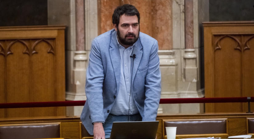 Jámbor András megvédte a két fideszest, aki felsült az eskütétel elmondása során: „Ne ilyen példát mutassunk”