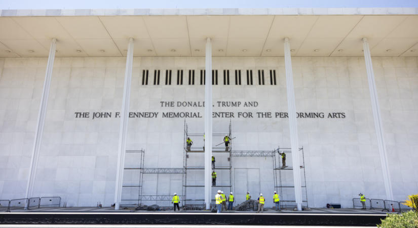 Átlátszó trükkel játszanák ki a bírói tiltást Trumpék: mégis ott viríthat az elnök neve Kennedy mellett