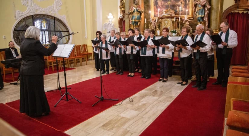 Hat kórus, egy szolgálat