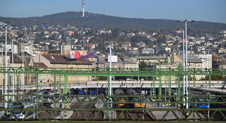 Korlátozásokkal újraindul a forgalom a Déli pályaudvaron a reggeli vonatkisiklás után