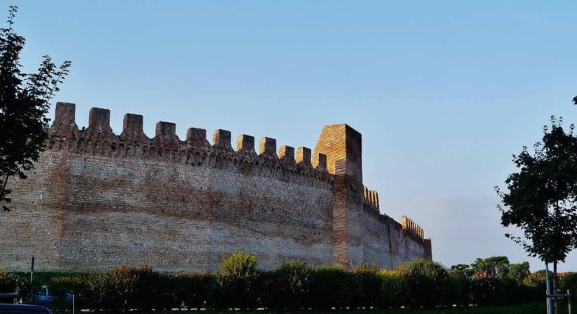 Nem Velence és nem Verona: ebben az olasz kisvárosban egyre több turista jár a várfala miatt