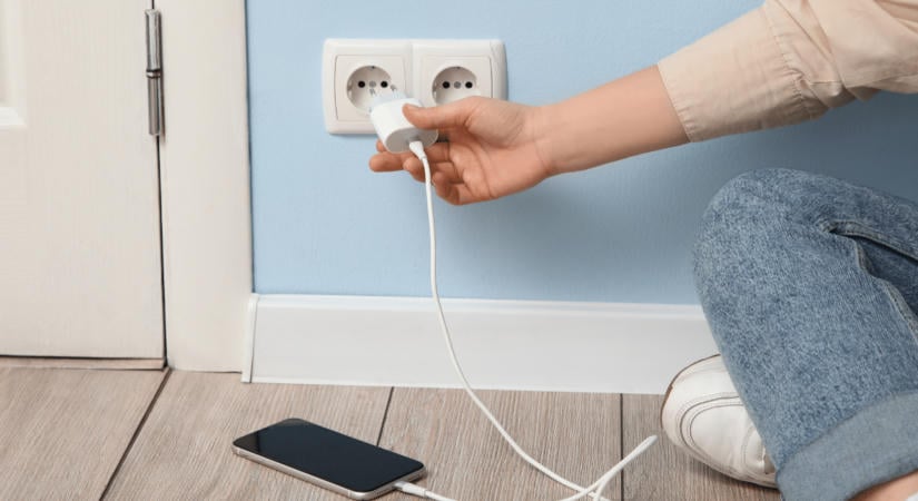 Éjszakára töltőn hagyod a telefonod? Nem a túltöltés a legnagyobb hiba