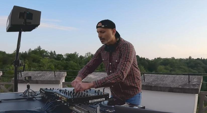 Dj keveri a zenét az Esztergomi Bazilika előtt