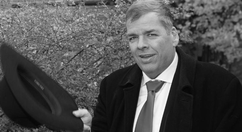Így néz ki Schmuck Andor sírja egy évvel a halála után – fotók