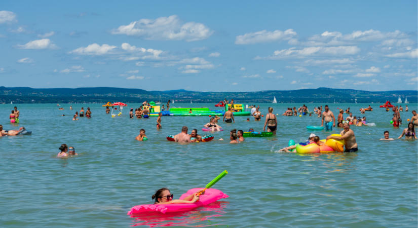 Hirtelen zuhanás után elképesztő fordulat a Balatonnál: most közölte a HungaroMet, mire kell készülni