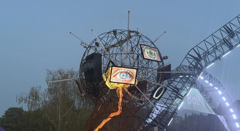 Jorja Smith beragyogta, Skrillex nem tudta megkoronázni, porban, zenében és reményben búcsúzott a Sziget 2026