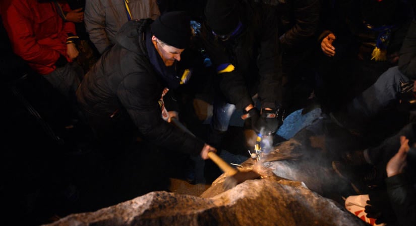 A Moszkvával szembefordult főkozák kap szobrot Kijevben a ledöntött Lenin helyén