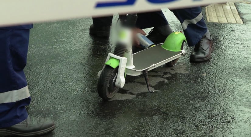 Borzalmas, 115 km/h-s sebességgel csapódott acélkapunak egy 18 éves e-rolleres – kómában van