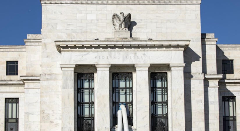 Változatlanul hagyta az irányadó kamatot a sorsdöntő választás előtt a Fed