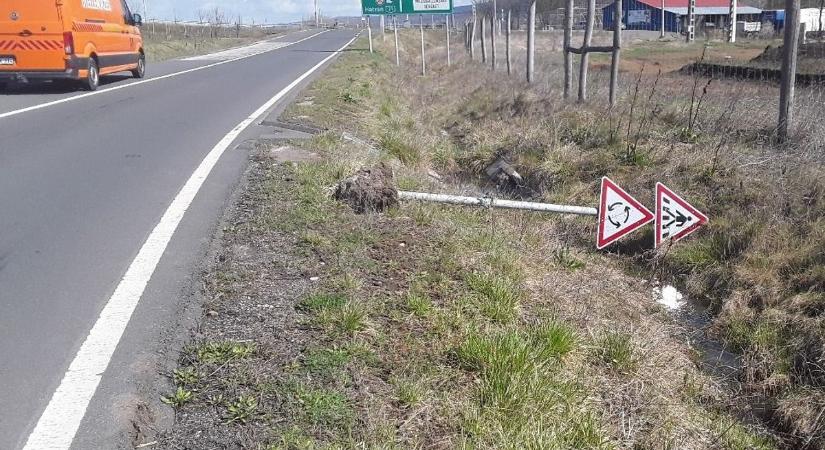 Táblákat rongáltak meg a 21-es főút Jobbágyi és Szurdokpüspöki közötti szakaszán