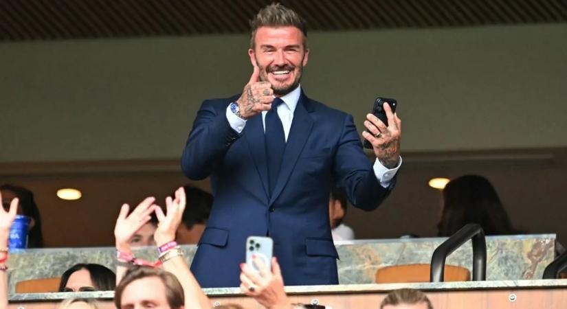 David Beckham az egész világnak megmutatta a telefonját – fotó