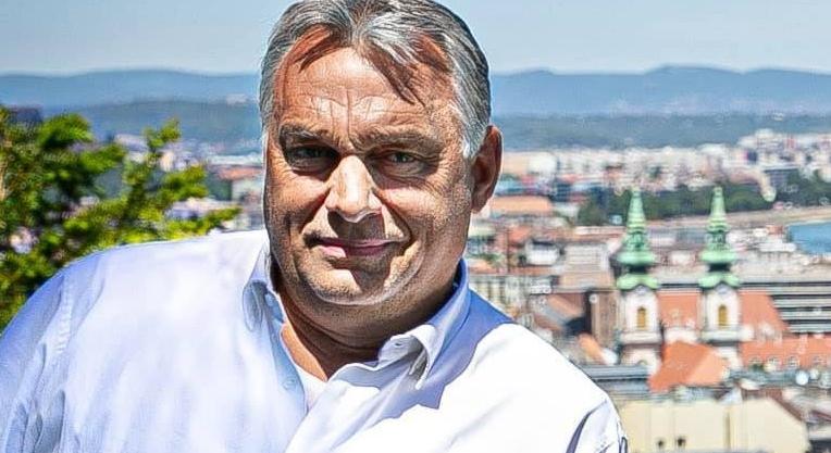 Orbán Viktor elsiratta a demokráciát, majd elutazott a focivébére