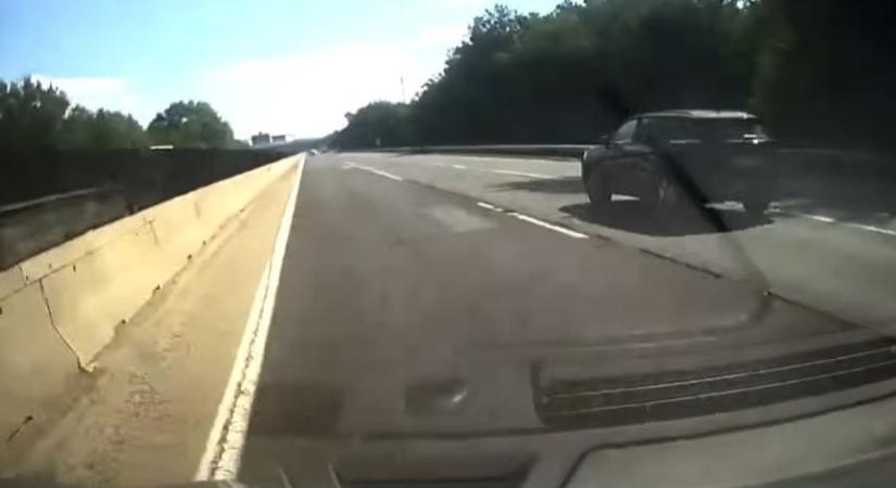 Videó: agresszívan váltott sávot az M3-ason, betonelemnek lökte a vétlen autóst, majd segítségnyújtás nélkül elhajtott