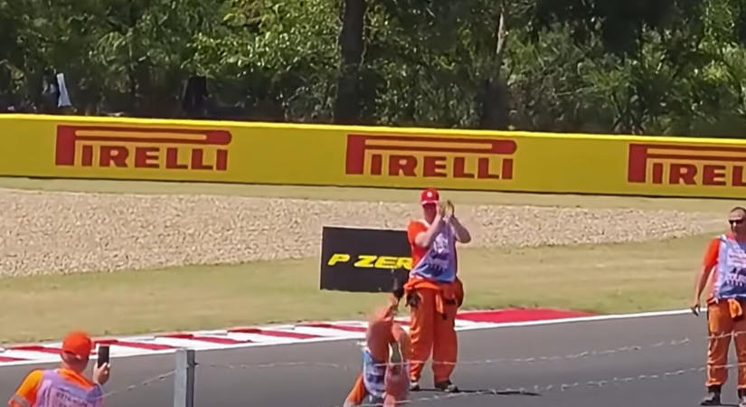 Videóra vették, ahogy a Hungaroring aszfaltcsíkján táncol egy sportbíró