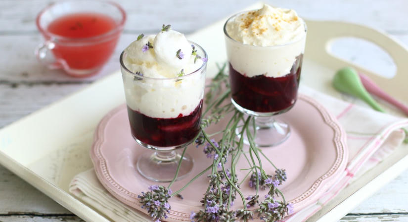 Levendulával még jobb ez a szilvás pohárdesszert - recept