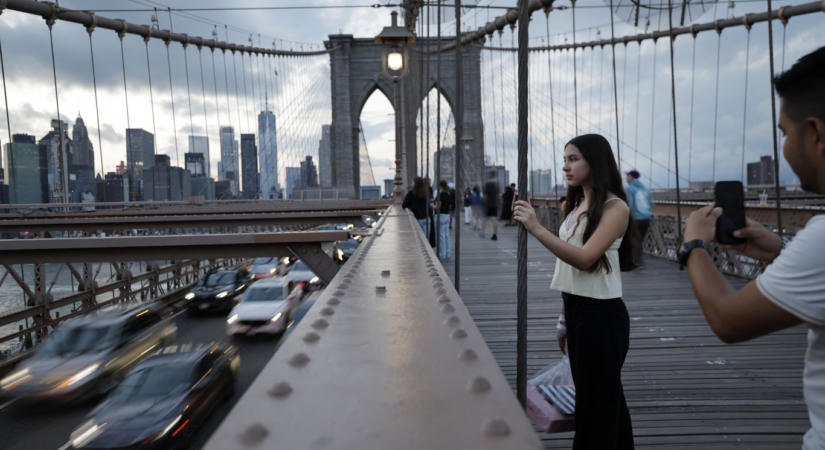 Késsel hadonászó, bombával fenyegetőző férfit lőttek le a rendőrök a New York-i Brooklyn hídon