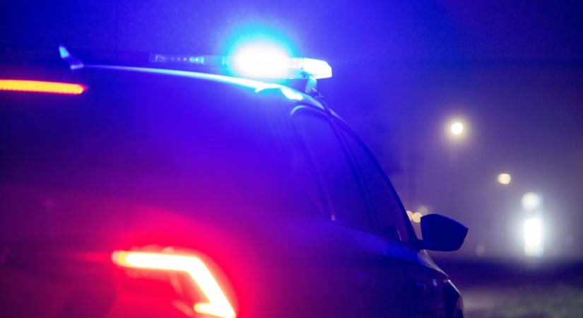 Bódultan menekült a rendőrök elől, egy körforgalom állította meg száguldó sofőrt  videó