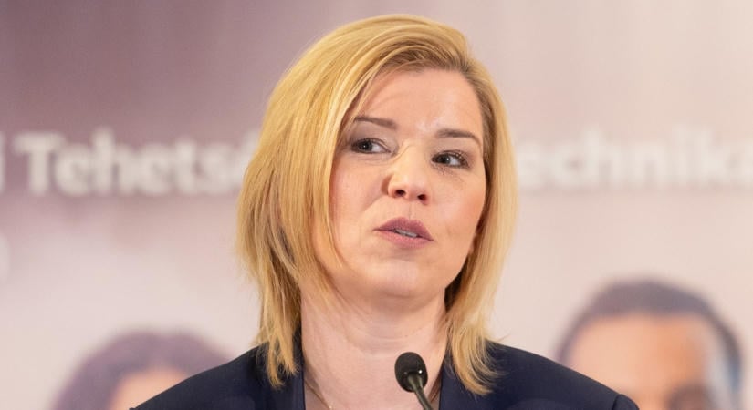 Bíróság előtt Hankó Balázs volt államtitkára is. A miniszter társaként áll ott Varga-Bajusz Veronika, és...