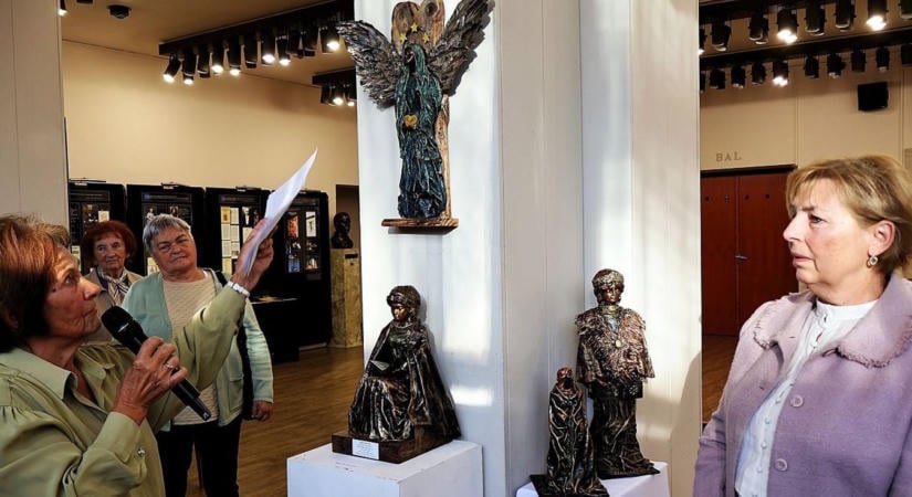 Negyven alkotó, kétszáz kiállított mű – időskorúak művészeti tárlata a zalaegerszegi színházban (galéria)