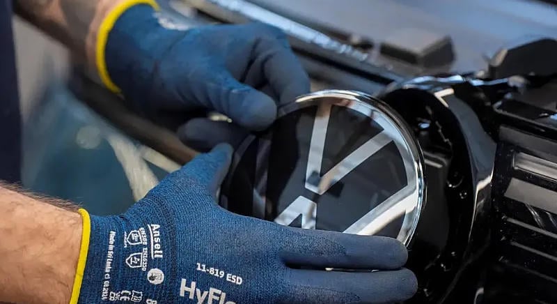 Nem elég a leépítés, a béreken is spórolna a Volkswagen