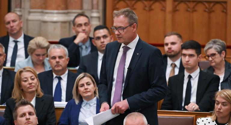 Feketén-fehéren a papíron: Hivatalos jegyzőkönyvbe került a tiszás Kulcsár Krisztián parlamenti anyázása