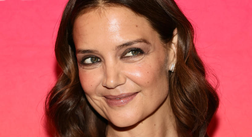 Katie Holmes bemutatja: visszatért a 2000-es évek egyik legmegosztóbb divattrükkje - te bevállalnád?