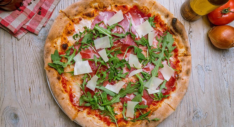 Mézes-csípős grillezett pizza - ropogós tészta, csípős szalámi, csorgatott méz