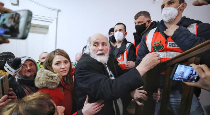 Féltik azoknak a NAV-osoknak a testi épségét, akik Iványi Gábor perében fognak tanúskodni