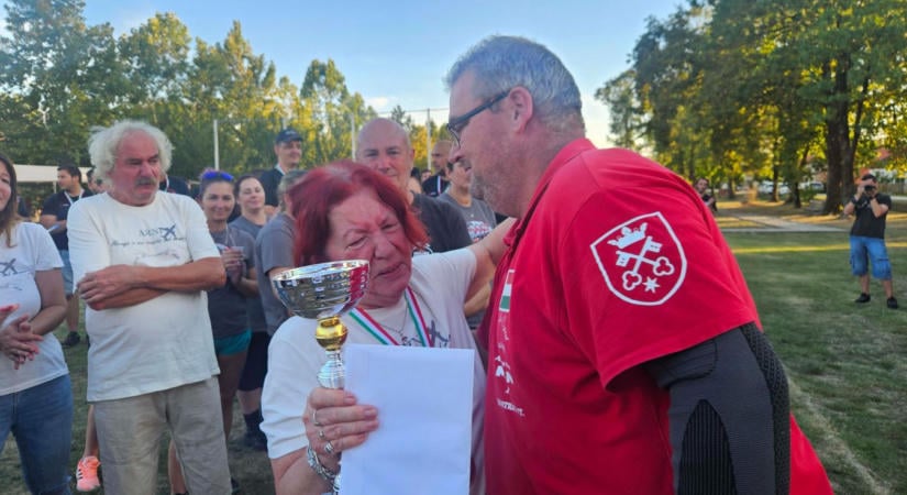 Az erős embereknek is van szíve, kevesen tudják, hogy ennyire – a Solti Bikákat senki nem tudta legyőzni a Nemzetközi Kötélhúzó Versenyen (videó és galéria)