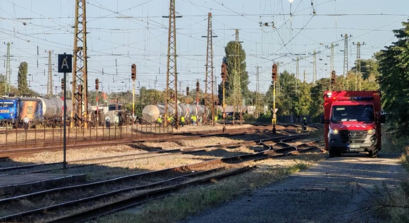 Még mindig zajlik a Rákos vasútállomáson megsérült tartályvagonok tartalmának átfejtése – képek