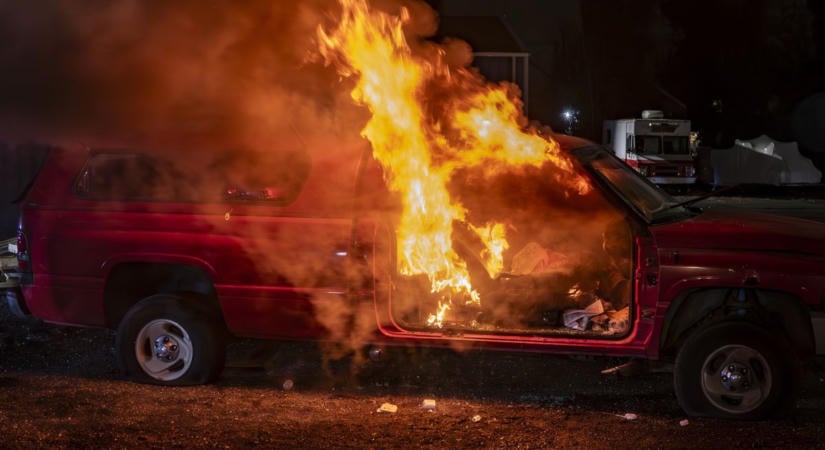 Lángra kapott egy parkoló autó Hódmezővásárhelyen, egy férfi gyújtotta fel